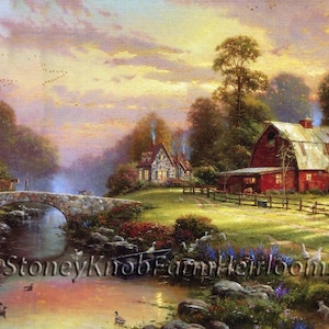 Może przedstawiać: Malowidło przedstawiające wiejską scenę z czerwonym stodołą, kamiennym mostem, rzeką i małym domkiem. Niebo jest w kolorze delikatnego różu i pomarańczy, a w tle znajdują się drzewa. Obraz nosi tytuł "Stoney Knob Farm Heirlooms".