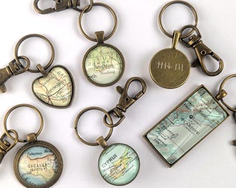 Llavero de bronce con mapa personalizado: llavero con ubicación personalizada para el octavo aniversario de bodas.