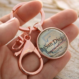 Personalisierte Rosegold Karte Schlüsselanhänger - Individuelles Abschiedsgeschenk für Freund, Andenken an Reiseliebhaber, Einzigartiges Going Away Geschenk, Vintage Karte Schlüsselanhänger