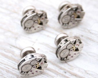 Botones de esmoquin estilo steampunk: Botones de camisa hechos con mecanismos de reloj reutilizados.