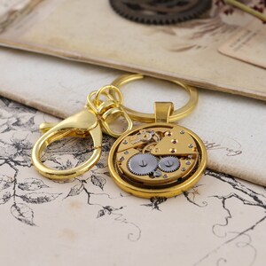 Porte-clés doré d'inspiration Steampunk avec mouvement de montre antique Accessoire unique pour les amateurs de l'époque victorienne image 8