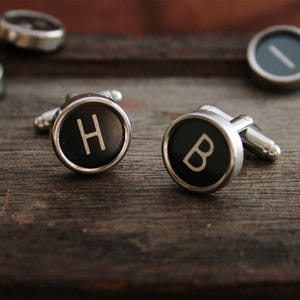 Gemelos con iniciales, regalo personalizado para tu esposo, gemelos personalizados con letra de máquina de escribir en estilo Dark Academia.