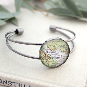 Personalisiertes Armreif, benutzerdefinierte Karte offener Armreif in Gunmetal Farbe, Boho Wanderlust Map Schmuck