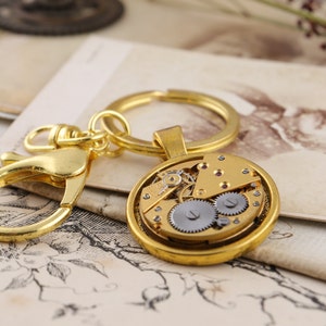 Porte-clés doré d'inspiration Steampunk avec mouvement de montre antique Accessoire unique pour les amateurs de l'époque victorienne image 2