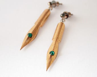 Orecchini pendenti con pennino in oro e cristallo turchese, regalo di calligrafia