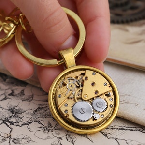Porte-clés doré d'inspiration Steampunk avec mouvement de montre antique Accessoire unique pour les amateurs de l'époque victorienne image 5