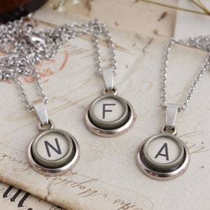 Collar con monograma de llave de máquina de escribir BLANCO Iniciales personalizadas Elija letra Joyería personalizada Regalo de máquina de escribir para un escritor