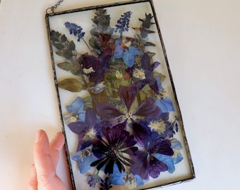 Art botanique en vitrail bleu foncé, cadre flottant de fleurs pressées, art de mur en verre d'art de fleurs séchées, cadeau de décoration en verre suspendu pour soeur