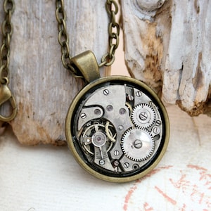 Naszyjnik z wisiorkiem z mechanizmem zegarka vintage w stylu steampunk