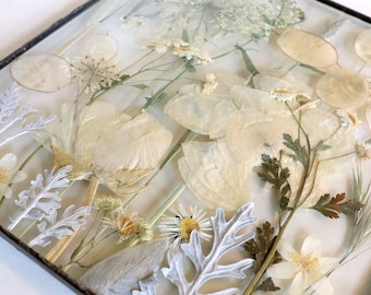 One-of-a-Kind White Pressed Flower Floating Frame - Décoration murale de fleurs séchées - Cadeau réfléchi pour elle - Boho Botanical Art