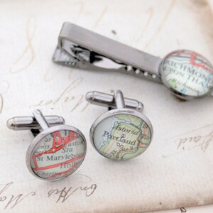 Ensemble pince à cravate et boutons de manchette mariage, noir, boutons de manchette d'emplacement personnalisés sur la carte et barre à cravate cadeau garçons d'honneur mariage à destination