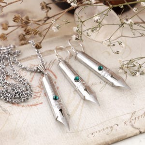 Conjunto de joyas con plumín de esmeralda: pendientes y collar de plata de ley