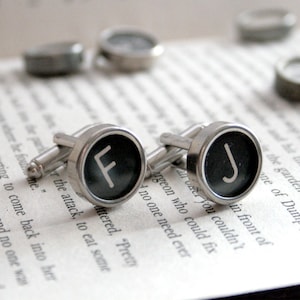 Gemelos con inicial de llave de máquina de escribir personalizados: gemelos con letras personalizadas para novios