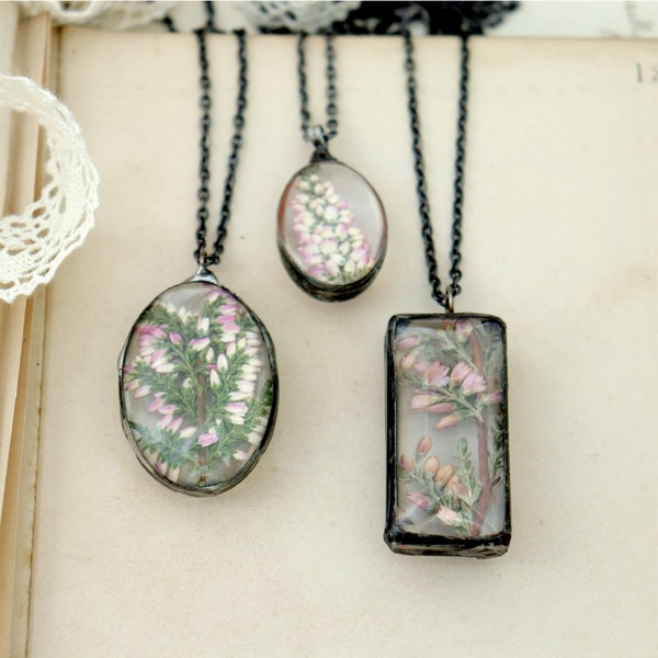 Pressed flowers necklace, pink heather terrarium pendant necklace, fairycore gift for a daughter, unique botanical jewellery