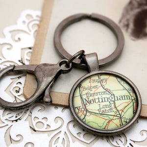 Porte-clés noir avec emplacement personnalisé sur la carte, porte-clés sur mesure pour cadeaux de professeur de géographie