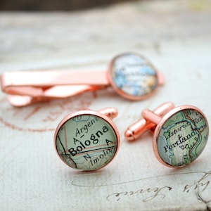 Roségouden manchetknopen set met stropdasclip I Gepersonaliseerd vaderdagcadeau met aangepaste locatie op de kaart
