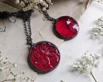 Collar de vidrieras rojas: colgante soldado de estilo art déco