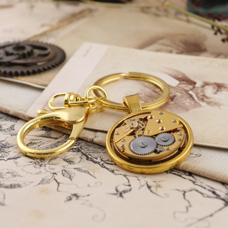 Porte-clés doré d'inspiration Steampunk avec mouvement de montre antique Accessoire unique pour les amateurs de l'époque victorienne image 4