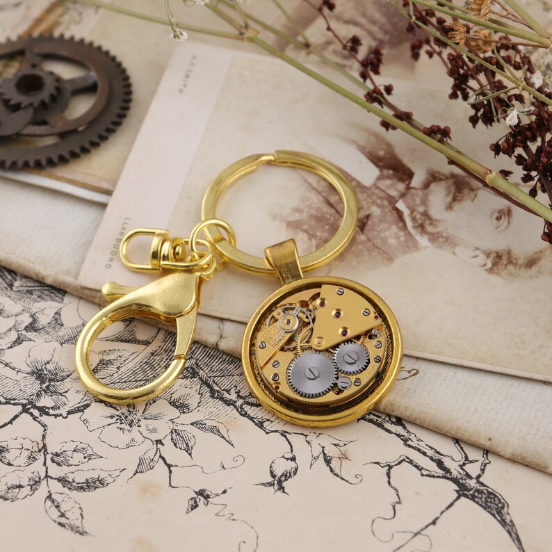 Porte-clés doré d'inspiration Steampunk avec mouvement de montre antique Accessoire unique pour les amateurs de l'époque victorienne image 6