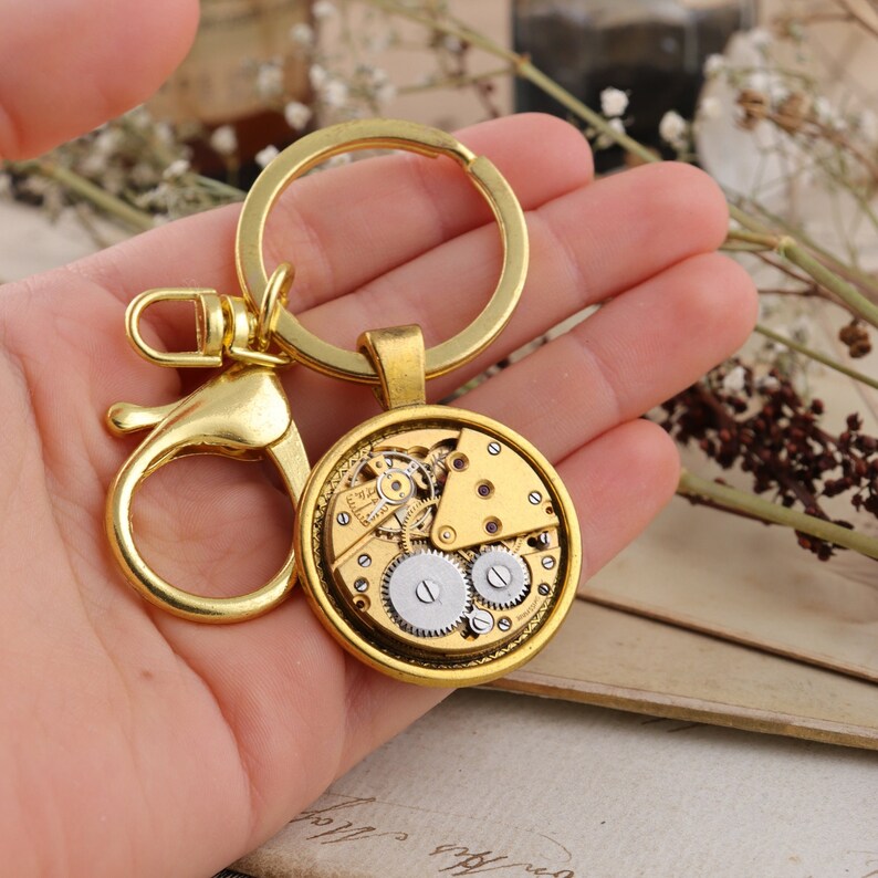 Porte-clés doré d'inspiration Steampunk avec mouvement de montre antique Accessoire unique pour les amateurs de l'époque victorienne image 1