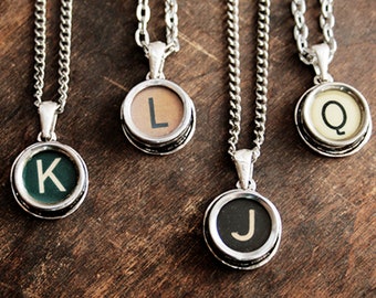 SCHWARZE Schreibmaschinenschlüssel-Halskette, Monogramm-Halskette, personalisierte Initialen, wählen Sie einen Buchstaben, individueller Schmuck, Vintage-Schreibmaschine-Geschenk für einen Schriftsteller