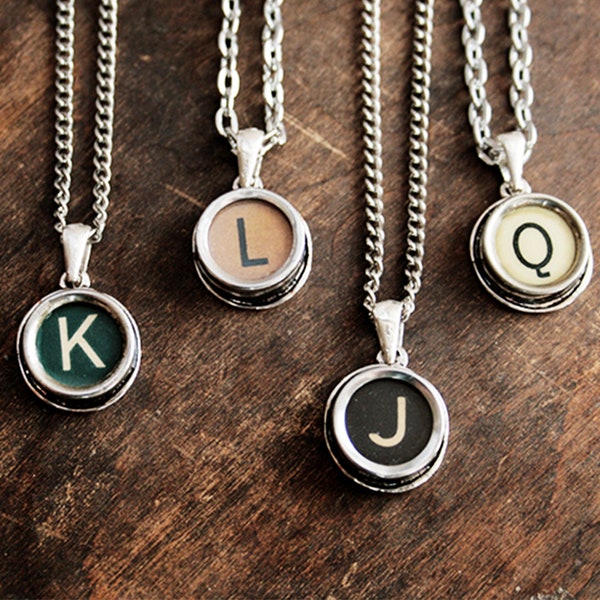 Collier monogramme NOIR clé de machine à écrire Initiales personnalisées Choisissez une lettre Bijoux personnalisés cadeau machine à écrire vintage pour un écrivain