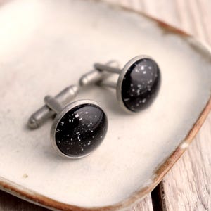 Gemelli personalizzati con cielo notturno: regalo di anniversario con data e luogo celestiale su misura per il marito