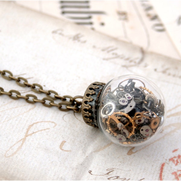 Collier de terrarium Steampunk, collier de déclaration de boule de verre avec des pièces de montre mobiles