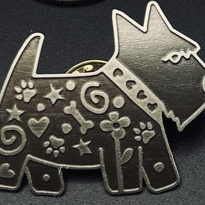 Vintage-Anstecknadel mit verspieltem, schwarz-silbernem Scottish-Terrier-Motiv, Emaille-Verzierung, Knochenpfoten- und Sternenmuster