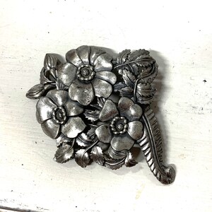 Vintage Little Nemo Brosche, Blumen-Motiv, silberfarben, ca 3"x3"