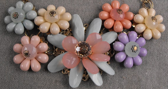 Vintage 1950's Plastic Flower Choker Necklace - image 3