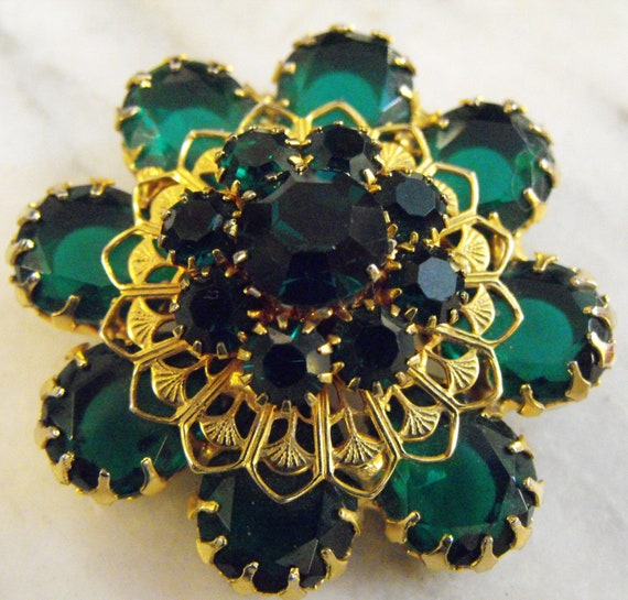 Vintage Faux Prong Set Emerald Rhinestone Brooch - image 2