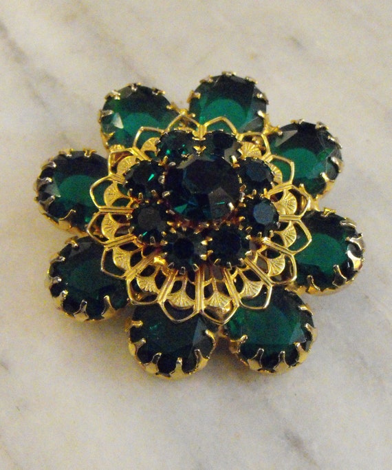 Vintage Faux Prong Set Emerald Rhinestone Brooch - image 1