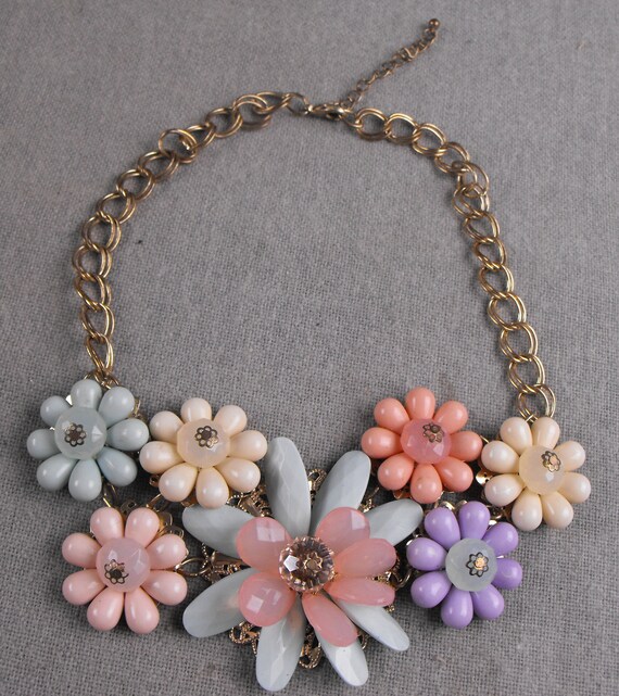 Vintage 1950's Plastic Flower Choker Necklace - image 2