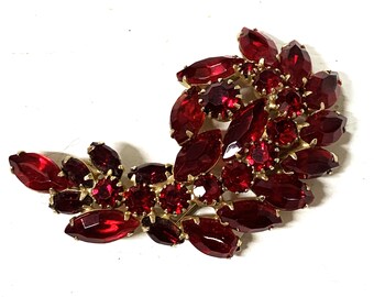 Broszka Vintage Red Rhinestone Flourish