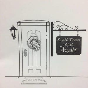 以下が含まれることがあります： ドア、リース、ウェルカムマット、そして「Small Town Girl Wreaths」と書かれた看板のある店の白黒のイラストです。