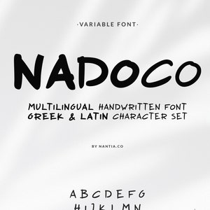 Könnte beinhalten: Eine handgeschriebene Schriftart namens "Nadoco" in Schwarz, mit dem Text "Mehrsprachige handgeschriebene Schriftart Griechisches & Lateinisches Zeichensatz" darunter. Die Schriftart umfasst das englische Alphabet und das griechische Alphabet.