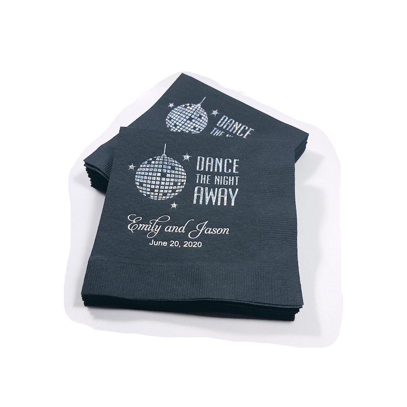 Op de afbeelding: Een stapel donkergrijze servetten met een witte discobal en de tekst "DANCE THE NIGHT AWAY". De servetten zijn gepersonaliseerd met de namen "Emily and Jason" en de datum "June 20, 2020."