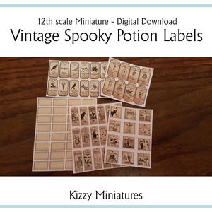 Könnte beinhalten: Ein Satz druckbarer Miniatur-Etiketten im Maßstab 1:12 für Zaubertrankflaschen. Die Etiketten zeigen Vintage-Illustrationen von gruseligen Kreaturen und Pflanzen. Der Text "Vintage Spooky Potion Labels" ist oben im Bild gedruckt.