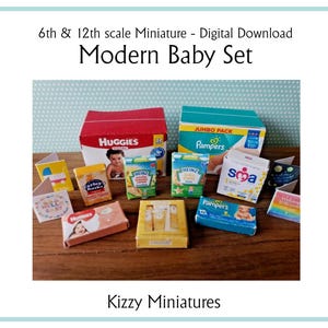 Peut inclure: Un ensemble d'articles pour bébés miniatures pour maisons de poupées, comprenant des boîtes de couches, des pots de nourriture pour bébés et une carte qui dit "Bienvenue bébé". Les boîtes sont étiquetées "Huggies", "Pampers" et "SMA".