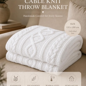 Puede incluir: Una manta de punto trenzado blanca con un patrón grueso y texturizado. La manta incluye el texto OlgaKnitts, Cable Knit Throw Blanket y un tamaño de 120 x 180 cm. El diseño presenta iconos para hecho a mano, lana vegana y decoración del hogar.
