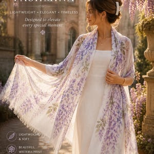 Puede incluir: Un chal pashmina blanco con un estampado floral de glicinias moradas y verdes con bordes deshilachados. El texto WISTERIA PASHMINA, LIGHTWEIGHT, ELEGANT, TIMELESS, Designed to elevate every special moment, LIGHTWEIGHT & SOFT, BEAUTIFUL WISTERIA PRINT, VERSATILE & ELEGANT y PERFECT FOR ANY OCCASION es visible.