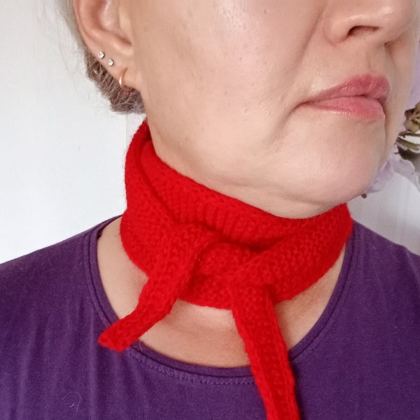 Foulard rouge petit cou, écharpe Sophie en laine mérinos, écharpe douce faite à la main, petite écharpe tricotée, petit style de bureau cache-cou rouge