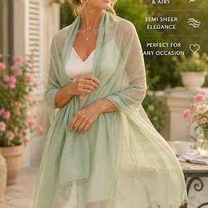 Puede incluir: Un chal rectangular de color verde salvia con una textura ligera y semitransparente con bordes deshilachados. La imagen incluye el texto LIGHTWEIGHT & AIRY, SEMI SHEER ELEGANCE y PERFECT FOR ANY OCCASION, junto a iconos de pluma, ola y corazón.