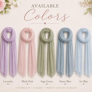 Puede incluir: Siete bufandas rectangulares dispuestas en fila, cada una en un color s&oacute;lido diferente: rosa polvoriento, lavanda, rosa rubor, verde salvia, azul polvoriento, azul hielo y malva. El texto "AVAILABLE Colors" aparece arriba con los nombres.