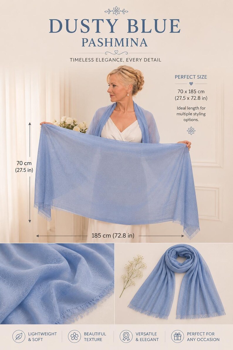 Puede incluir: Un chal pashmina de color azul polvoriento con bordes deshilachados. La envoltura rectangular mide 70 cm por 185 cm. La tela tiene una textura suave y ligera. El texto en la imagen dice DUSTY BLUE PASHMINA, TIMELESS ELEGANCE, EVERY DETAIL.