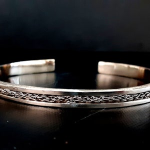 Rigid bracelet in silver texture