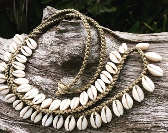 Collar largo de cáñamo hecho a mano con conchas de cauri