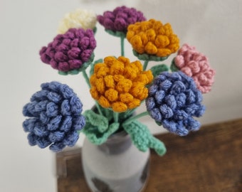 Conjunto de tres pequeñas mamás de crochet / flores de crisantemo de crochet