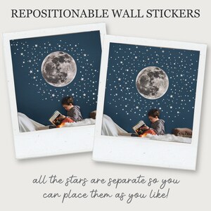 Puede incluir: Dos im&aacute;genes de una habitaci&oacute;n infantil decorada con pegatinas de pared reposicionables. Las pegatinas incluyen una luna grande y muchas estrellas peque&ntilde;as. Las estrellas son blancas y la luna es gris. El ni&ntilde;o est&aacute; sentado en una cama leyendo un libro. El texto de la imagen dice "todas las estrellas est&aacute;n separadas para que puedas colocarlas como quieras!"